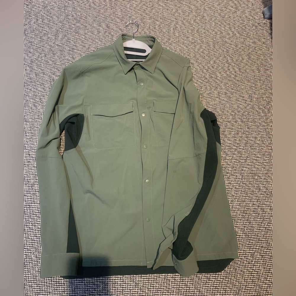 Lululemon Double pocket long sleeve over shirt Green twill -size M like new